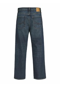 Jeans de denim azul oscuro con corte recto, que presentan dos bolsillos traseros y un parche de cuero marrón en la cintura. Tejido texturizado con desvanecimiento.