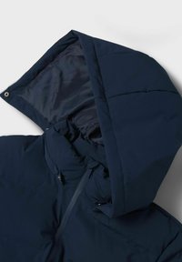 Marineblå isolasjonsjakke med hette, med en glatt ytterside, glidelåslukking og sydd detaljering langs kroppen og hetten.