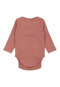 Bodi z dolgimi rokavi v prahasto roza barvi, narejen iz mehke bombažne tkanine. Ima okrogel izrez in zaskočne gumbe na spodnjem delu za enostavno oblačenje.