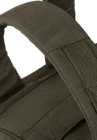 Primo piano di cinghie in tessuto imbottito verde scuro con cuciture rinforzate su uno zaino o una borsa.