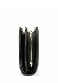 Czarny portfel o miękkiej teksturze, z kieszenią na zamek błyskawiczny, kompaktowy fason i widocznymi przeszyciami.