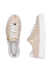 Helle metallic beige Sneaker mit weißen Schnürsenkeln und Außensohle. Verfügt über seitliche Reißverschlüsse und strukturierte Muster auf dem Obermaterial. Goldene Akzente vorhanden.