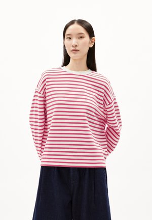 Camicia a maniche lunghe a righe con strisce orizzontali rosa e bianche, scollo tondo, vestibilità comoda, abbinata a pantaloni blu scuro.