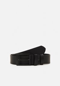 Cinturón de cuero negro con una hebilla rectangular de metal negro, diseño plano, textura suave y extremo cónico. Sin patrones ni acentos adicionales.