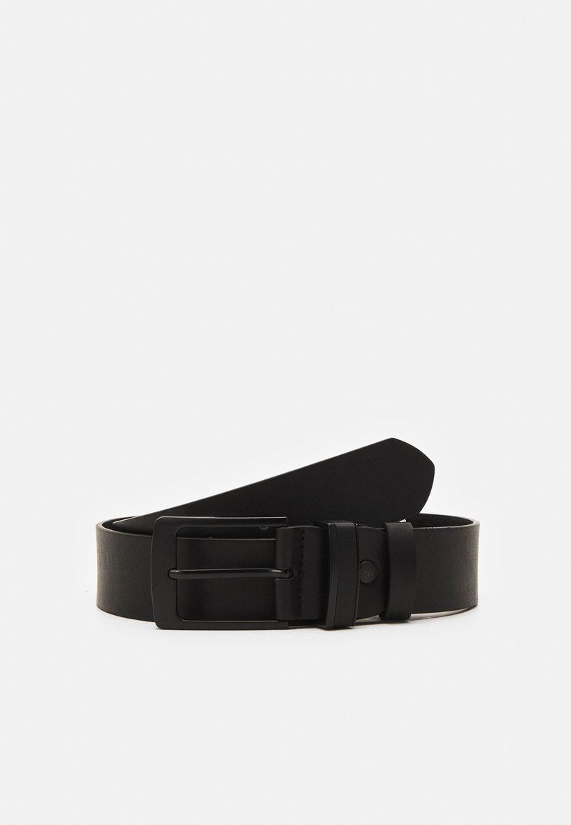 Cinturón de cuero negro con una hebilla rectangular de metal negro, diseño plano, textura suave y extremo cónico. Sin patrones ni acentos adicionales.
