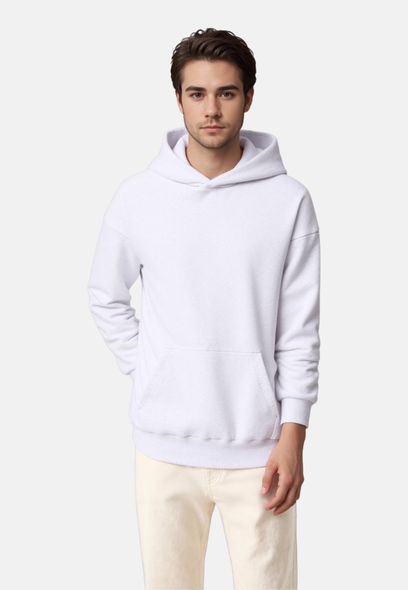 Hoodie blanc en tissu doux, avec une poche frontale, une capuche à cordon de serrage et des poignets côtelés. Associé à un pantalon de couleur claire.