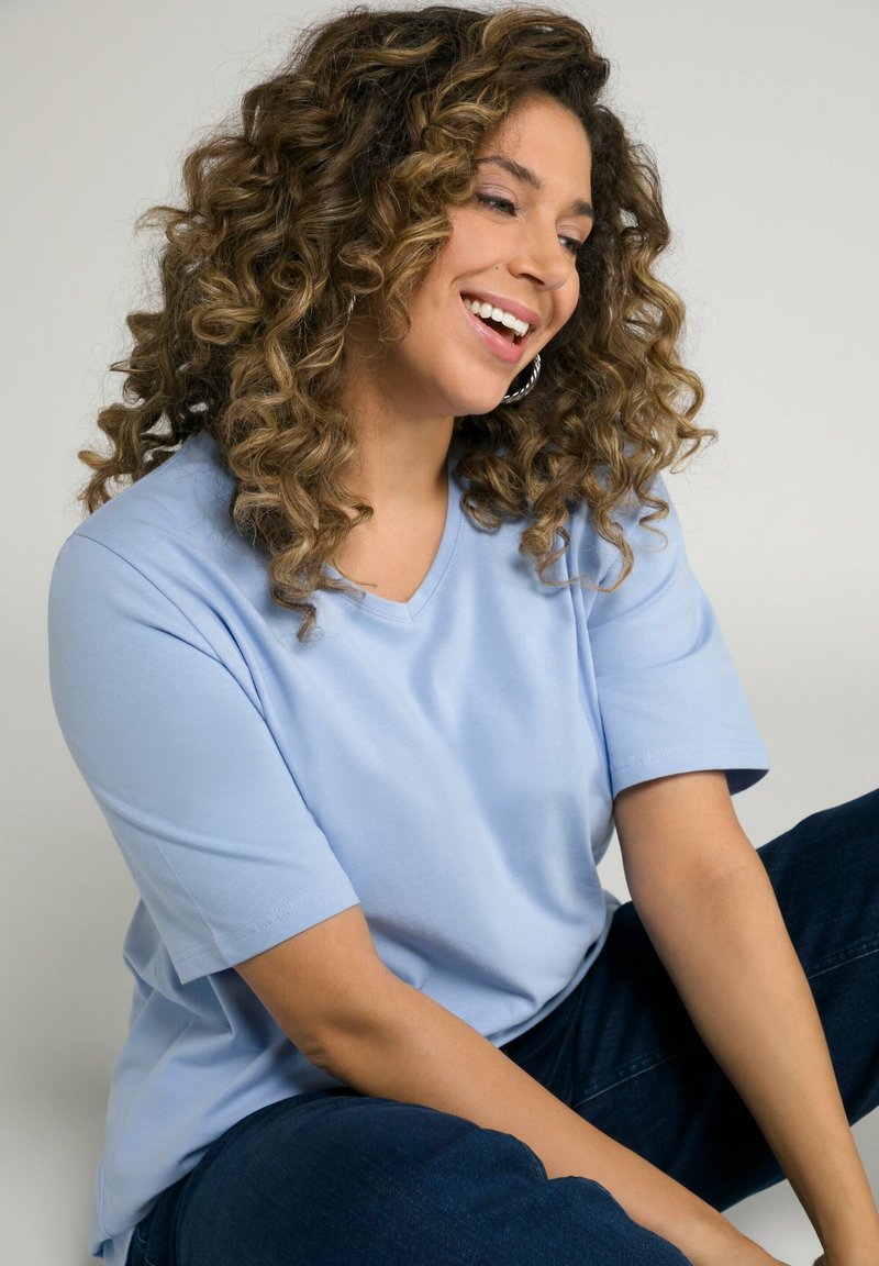 Damen T-Shirts | Ulla Popken A-LINIE, V-AUSSCHNITT, HALBARM T-Shirt basic himmelblau/hellblau - AY74800 Damen T-Shirts | Ulla Popken A-LINIE, V-AUSSCHNITT, HALBARM T-Shirt basic himmelblau/hellblau - AY74800