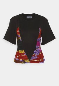 Svart t-shirt med kort ärm med färgglad upptill med rynkade blommor och kedjeprint i en triangulär form på framsidan och sidorna.