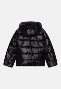 Juodas blizgantis pūkinis šalikas su horizontaliais siūlais ir pritvirtinta kauke, rodomas iš nugaros ant balto fono.