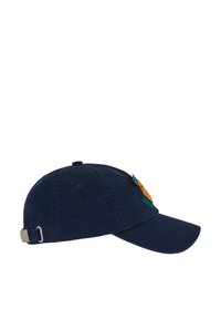 Căciulă de baseball de marină din bumbac. Prezintă un patch brodat cu un design în portocaliu și verde, curea metalică ajustabilă la spate.