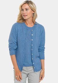 Lichtblauwe cardigan van zacht breimateriaal, met een ronde halslijn, knoopsluiting aan de voorkant en ribgebreide boorden. Glad textuur, geen patronen.