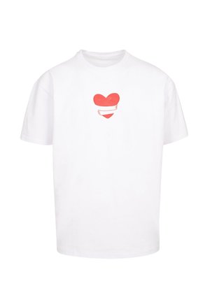 Fehér, rövid ujjú póló, amelyen piros szív grafika található karokkal és egy bannerrel a közepén. Klasszikus kerek nyakkivágás.