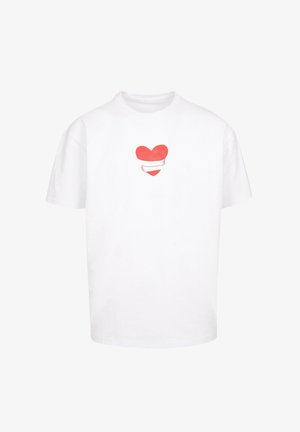 Fehér, rövid ujjú póló, amelyen piros szív grafika található karokkal és egy bannerrel a közepén. Klasszikus kerek nyakkivágás.