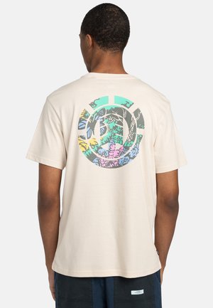 Beige Baumwoll-T-Shirt mit einem mehrfarbigen kreisförmigen Grafik auf dem Rücken, die Natur- und Schmetterlingsmotive zeigt. Kurze Ärmel, Rundhalsausschnitt.