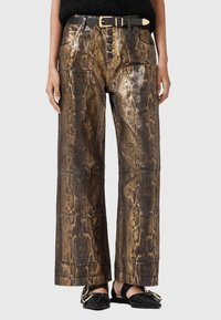 Metaliczne spodnie w wzór wężowej skóry z szerokimi nogawkami, z wysokim stanem, czarnymi guzikami i kieszeniami po bokach.