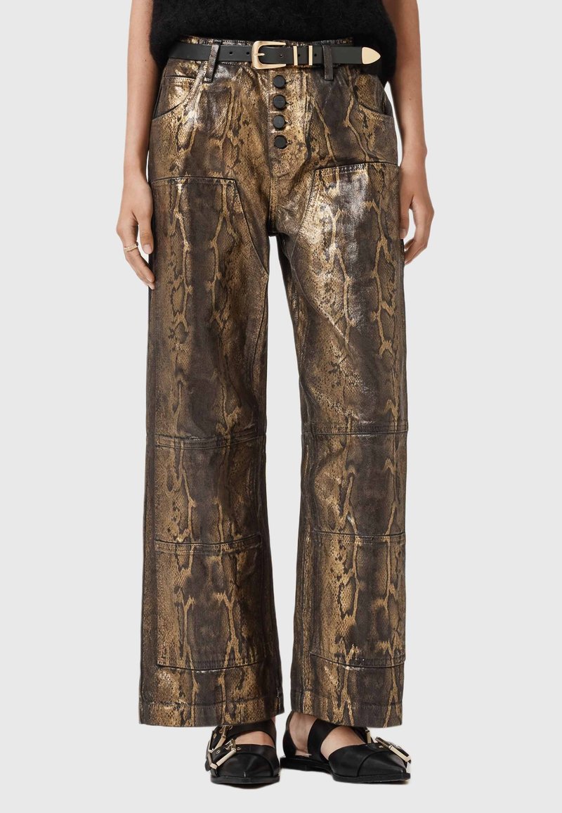 Metaliczne spodnie w wzór wężowej skóry z szerokimi nogawkami, z wysokim stanem, czarnymi guzikami i kieszeniami po bokach.