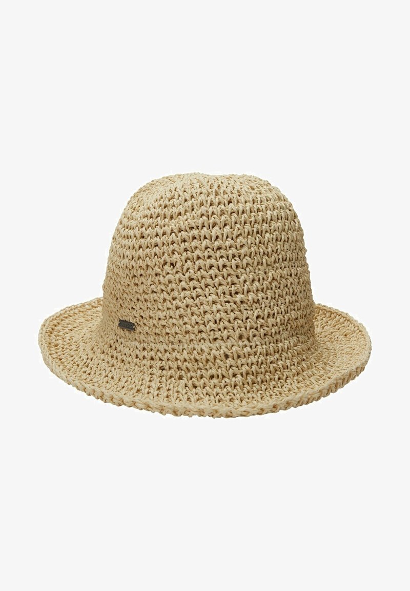 Chapeau en paille beige tissé avec une petite étiquette noire, couronne ronde et bord légèrement incurvé.