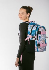 Mnohobarevný batoh s květinovým designem a modrými a růžovými akcenty. Materiál je textilní, s nastavitelnými popruhy a detaily na zip.