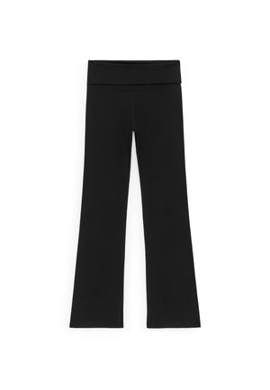 Leggings noirs évasés en tissu extensible, avec une large ceinture et une conception sans coutures, finition mate et lisse.