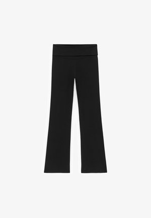 Leggings noirs évasés en tissu extensible, avec une large ceinture et une conception sans coutures, finition mate et lisse.