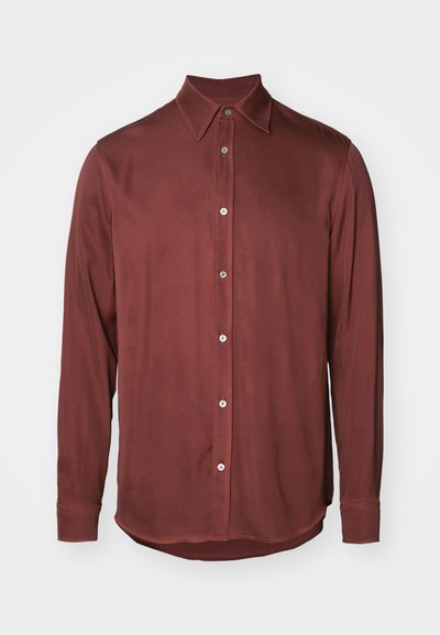 Μακρυμάνικο πουκάμισο σε σκούρο μπορντό, κατασκευασμένο από λείο ύφασμα, με κομψό γιακά και μεταλλικά κουμπιά κατά μήκος του μπροστινού φερμουάρ.