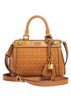 Tan geweven handtas met gladde leren accenten en gouden hardware. Kenmerkt dubbele handvatten en een afneembare schouderband.