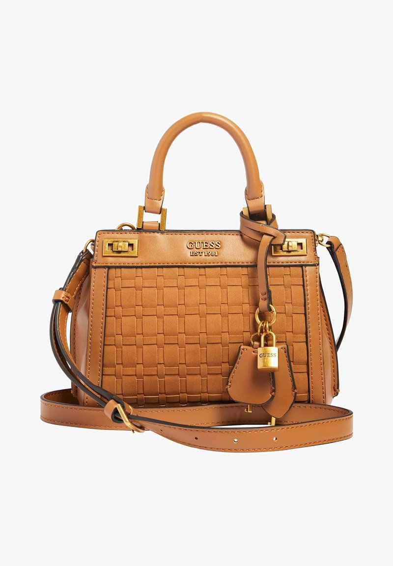 Sac en osier tressé tan avec des accents en cuir lisse et des quincailleries dorées. Il dispose de poignées doubles et d'une bandoulière amovible.