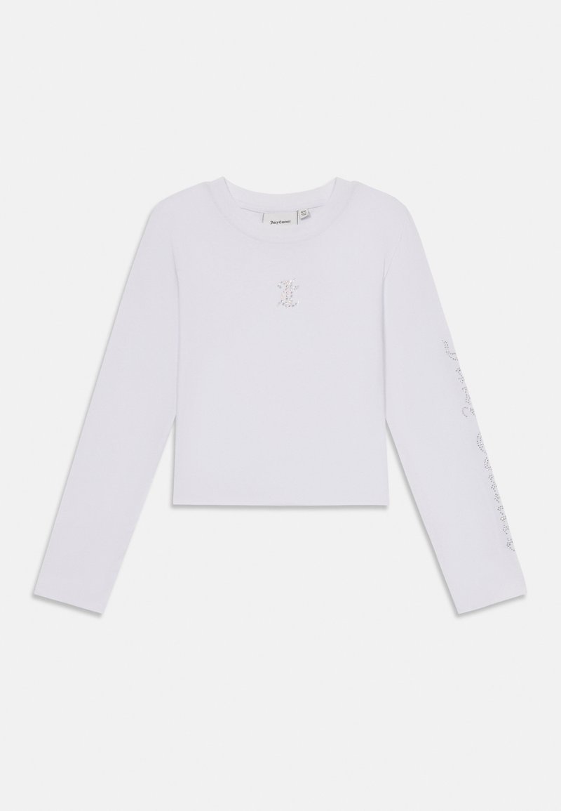 Balts garais piedurknes crop tops, kas izgatavots no mīksta kokvilnas, ar nelielu logotipu, kas izrotāts ar kristāliem krūtīs un dekoratīvu tekstu gar piedurknēm.