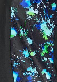 Motivo di spruzzi colorati in blu, verde e bianco su tessuto nero; superficie liscia con bordi neri solidi.