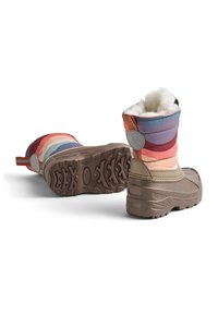 Bottes d'hiver colorées avec un design patchwork, semelles en caoutchouc marron et doublure blanche douce, avec un logo circulaire sur les côtés.