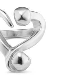 Anillo de plata con un diseño envolvente. Presenta formas suaves y redondeadas y superficies pulidas, formando una estructura similar a un corazón.