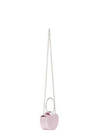 Pink mini skuldertaske med en glat overflade, buet form, sølvfarvet kædestrop og metalringhåndtag. Har et fold-over design.