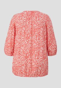Blouse corail avec un motif abstrait blanc. Présente une coupe décontractée, des manches bouffantes à longueur de coude et un col froncé.