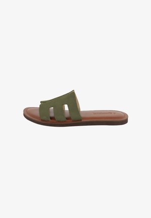 Groene suède slide sandaal met drie uitsnijdingen, bruine leren binnenzool en een platte, gestructureerde loopzool. Eenvoudig en functioneel ontwerp.