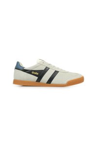 Sneaker in suede grigio con strisce nere e accento sul tallone blu. Presenta una suola in gomma gommoso testurizzata e il logo Gola in oro.