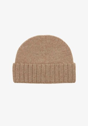 Beige gestrickte Wollmütze mit umgeschlagenem geripptem Bündchen, einfache und warme Wintermütze vor weißem Hintergrund.