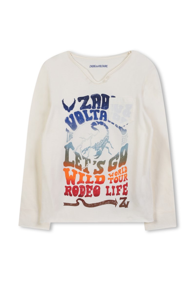 Weißes Langarm-T-Shirt mit V-Ausschnitt, das bunten grafischen Text, eine Skorpion-Illustration und eine kleine Brusttasche zeigt.