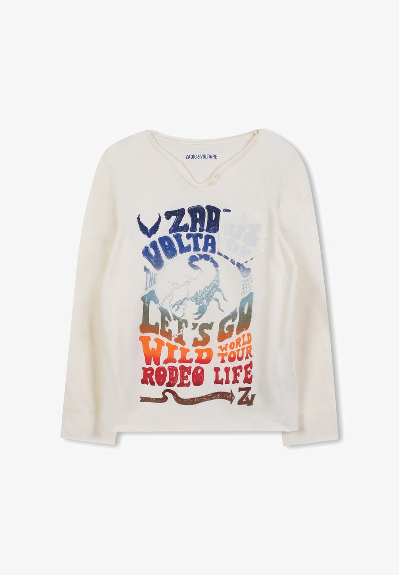 Weißes Langarm-T-Shirt mit V-Ausschnitt, das bunten grafischen Text, eine Skorpion-Illustration und eine kleine Brusttasche zeigt.