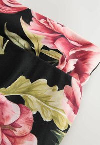Strand accessories - black floral