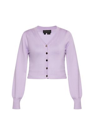 Lavendel farbener cropped Cardigan aus weichem Strickstoff, mit V-Ausschnitt, langen Ärmeln und fünf schwarzen Knöpfen auf der Vorderseite.