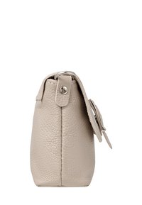 Borsa in pelle beige, superficie texturizzata, forma rettangolare, dettagli in metallo, manico laterale e chiusura a scatto.