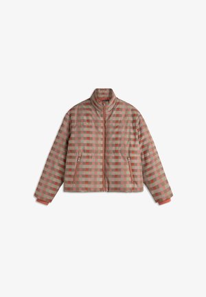 Chaqueta acolchada con un patrón a cuadros en rosa y verde, con un cuello alto, cierres de cremallera y dos bolsillos frontales.