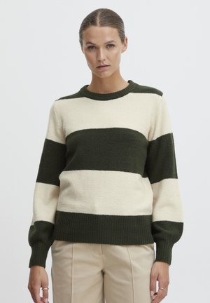 Pull en maille à rayures horizontales crème et vert foncé ; encolure ronde, manches et bas côtelés ; texture douce avec une coupe décontractée.