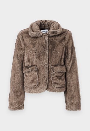 Giacca cropped in finta pelliccia marrone con colletto, due tasche frontali e una finitura morbida e testurizzata. Presenta una chiusura nascosta per un aspetto elegante.