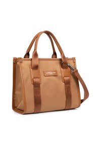 Sac fourre-tout beige avec des accents en cuir marron contrastants, deux poignées supérieures et une bandoulière amovible. Caractérisé par une finition texturée et un détail de logo.