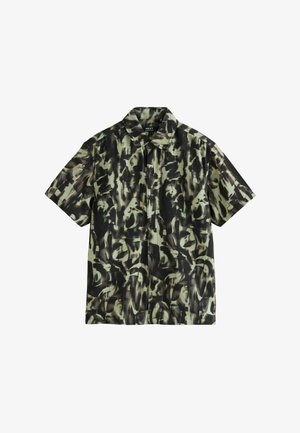 Kurzärmeliges Hemd zum Knöpfen mit grünem und schwarzem abstraktem Tarnmuster und Kragen, flach auf einem weißen Hintergrund ausgelegt.