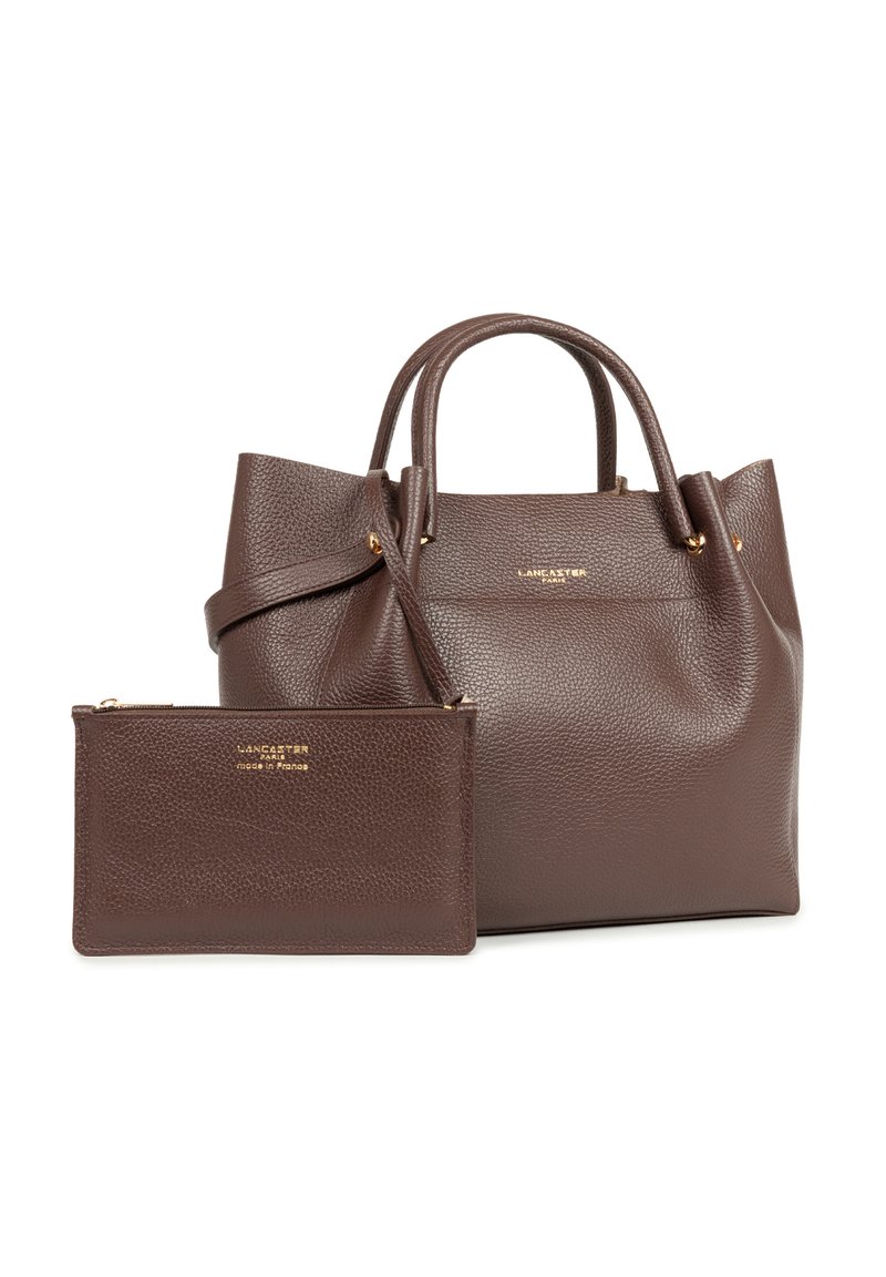 Borsa a tracolla in pelle marrone con superficie texture, due manici e accessori in oro. Comprende una pochette con zip coordinata con dettagli del logo.