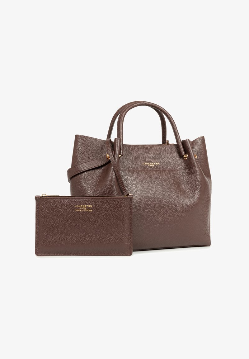 Borsa a tracolla in pelle marrone con superficie texture, due manici e accessori in oro. Comprende una pochette con zip coordinata con dettagli del logo.