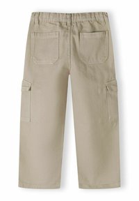 Pantalones cargo beige que cuentan con una cintura, dos bolsillos traseros y dos bolsillos laterales. Están hechos de un tejido texturizado con un diseño de pierna recta.