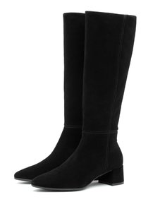 Crne čizme do koljena od mekog nubuka, s oštrim vrhom i blok petom. Glatka tekstura s vidljivim detaljima šivanja.